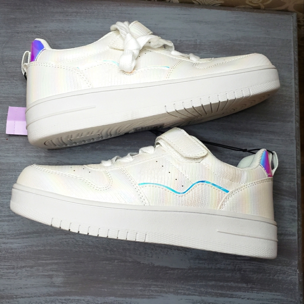 Evsie by Mia White Iridescent Sneakers Girls' size 5 NWT (su)